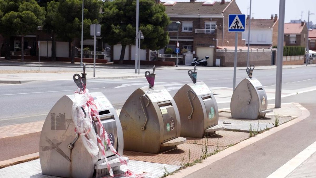 Les illes de contenidors precintats acumulen brossa des de fa mesos