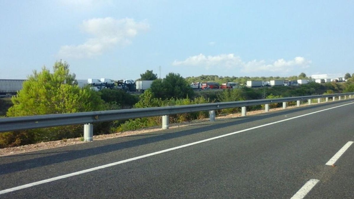 Quatre quilòmetres de retencions a l'AP-7 en sentit nord per una sortida de via d'un camió