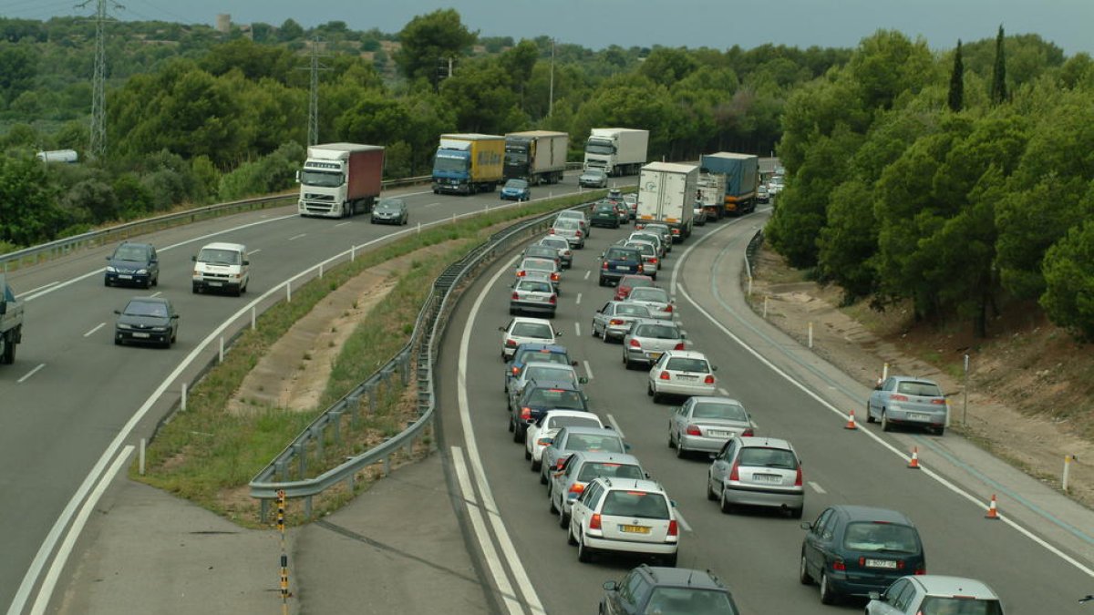 Els camioners faran marxes lentes per l'autopista AP-7, divendres a les sis