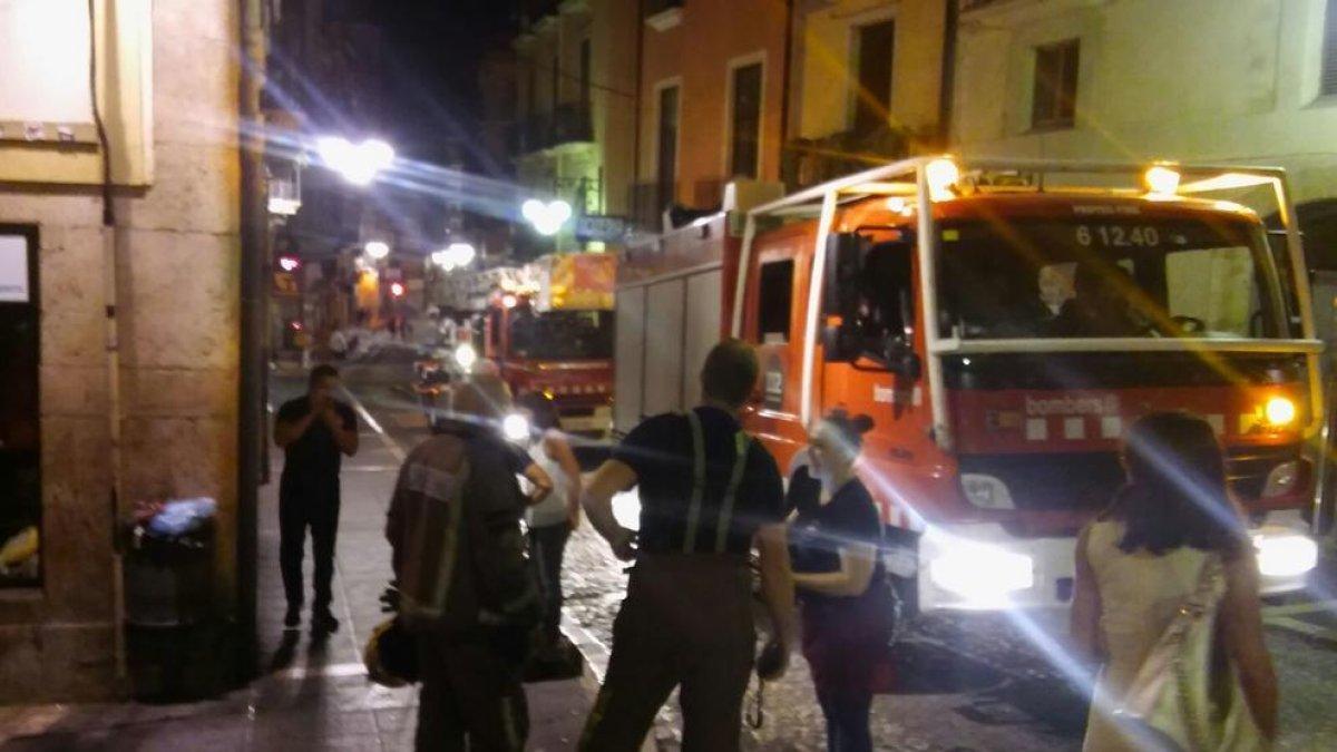 Falsa alarma d'incendi per una barbacoa a la Baixada Peixateries