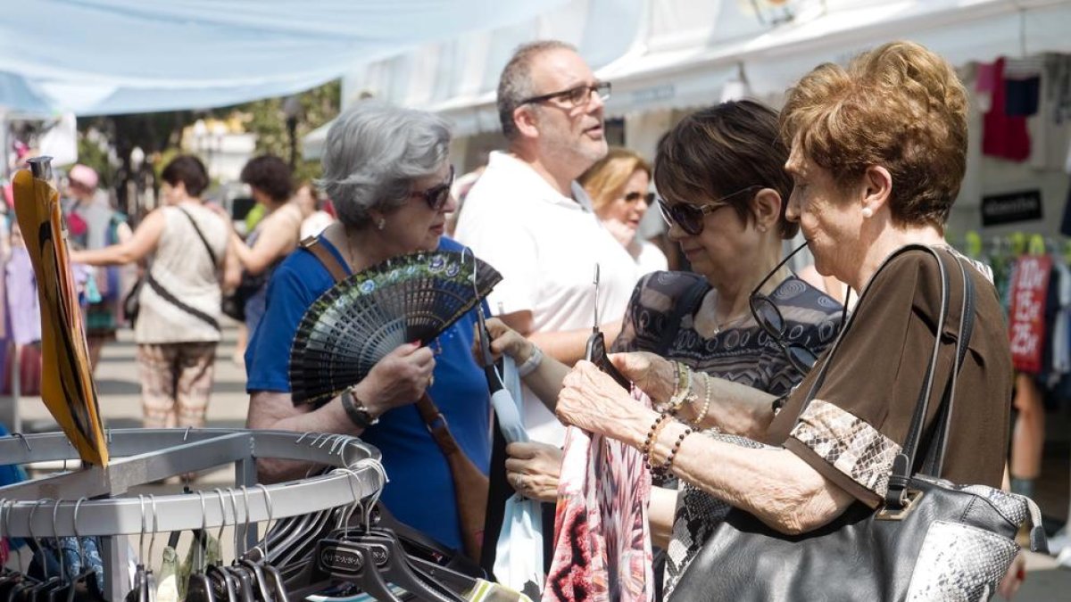 Molts curiosos i pocs compradors en la Fira Fora stocks tarragonina