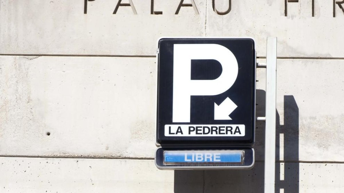 Destrossa la barrera del pàrquing de la Pedrera en no aconseguir sortir