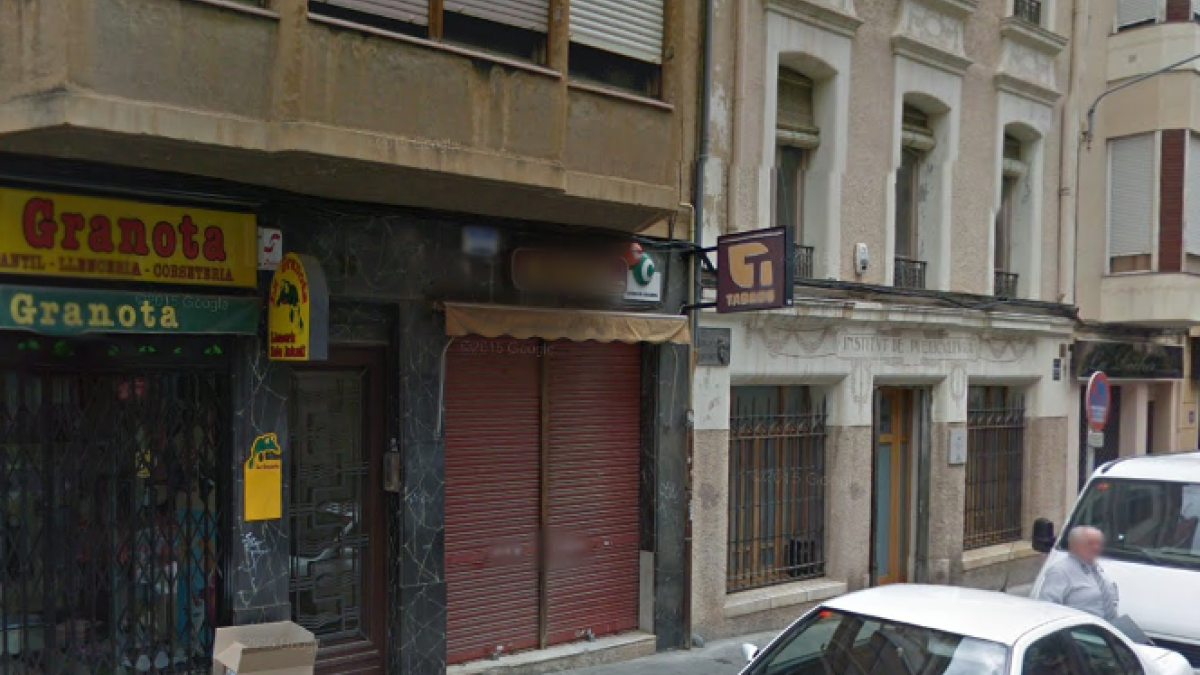 Dos lladres entren a robar a un estanc i un client resulta ferit