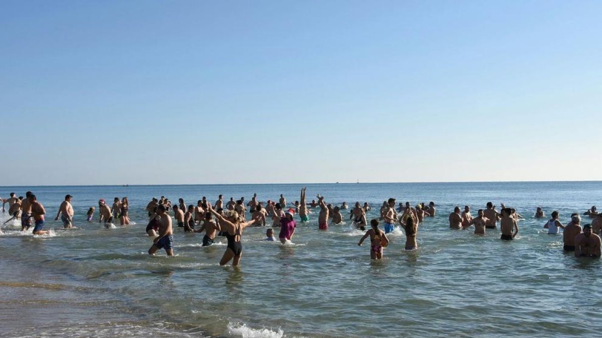 Un centenar de torrencs se baña por primera vez al año