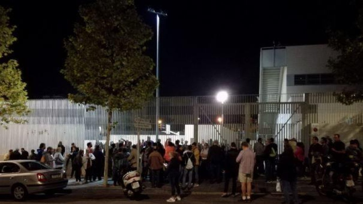 Primeras colas en los colegios electorales para poder votar al referéndum del 1-O