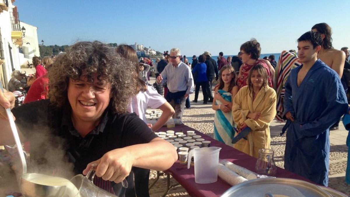 Baño y caldo para empezar el año en Altafulla