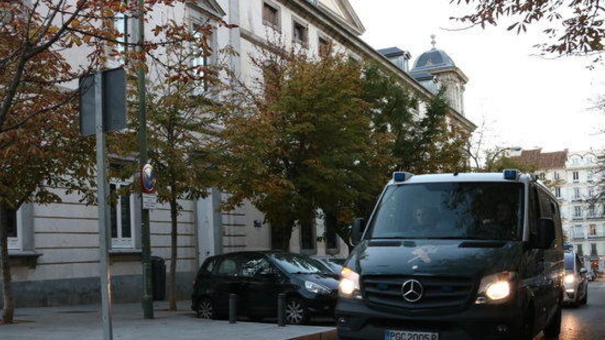 Empiezan a llegar al Supremo los consellers encarcelados, Sànchez y Cuixart