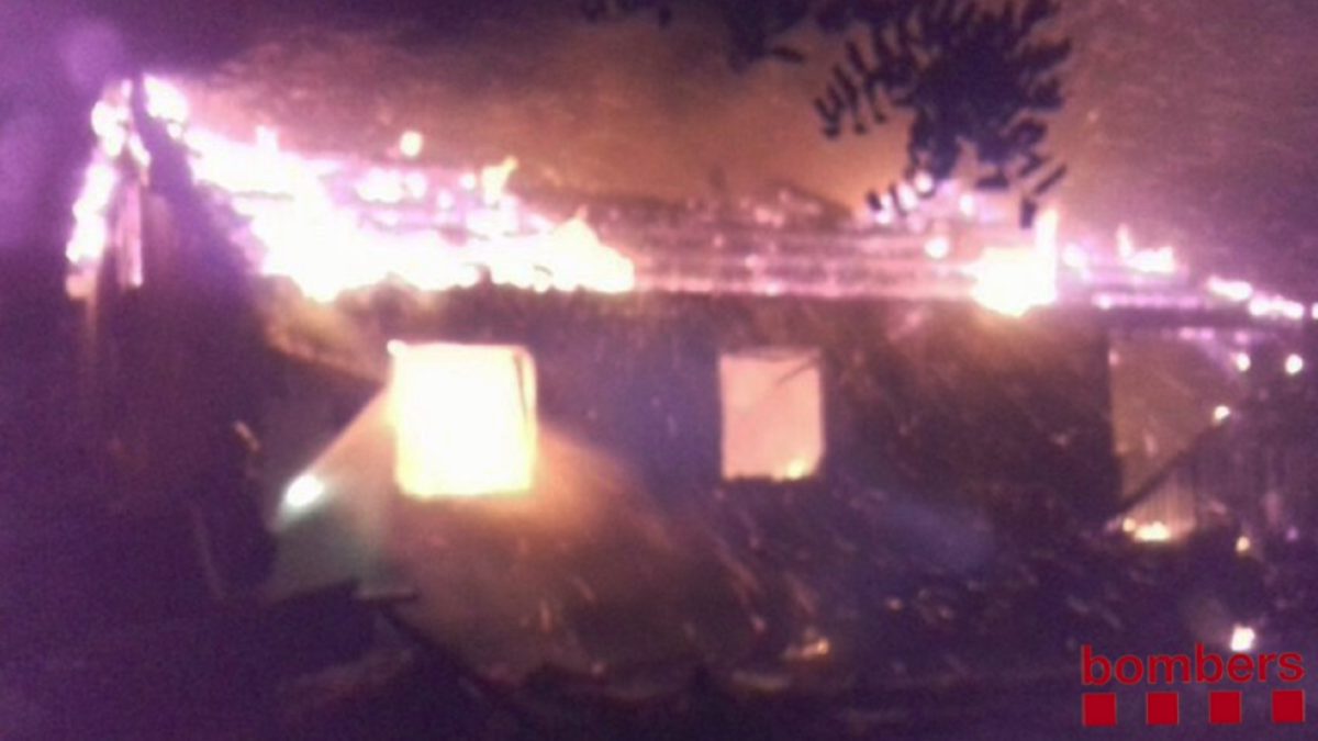 Se incendia totalmente una casa en Valls sin causar heridos