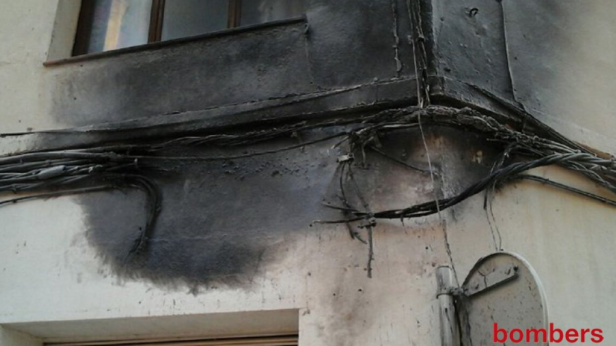 S'incendia el cablejat elèctric d'una façana de l'Ametlla de Mar