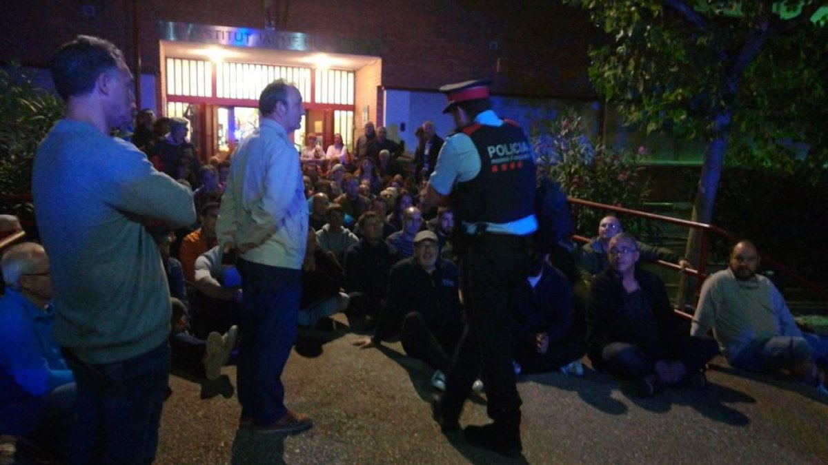 Un jutge responsabilitza la cúpula dels Mossos del «naufragi» de l'operatiu de l'1-O