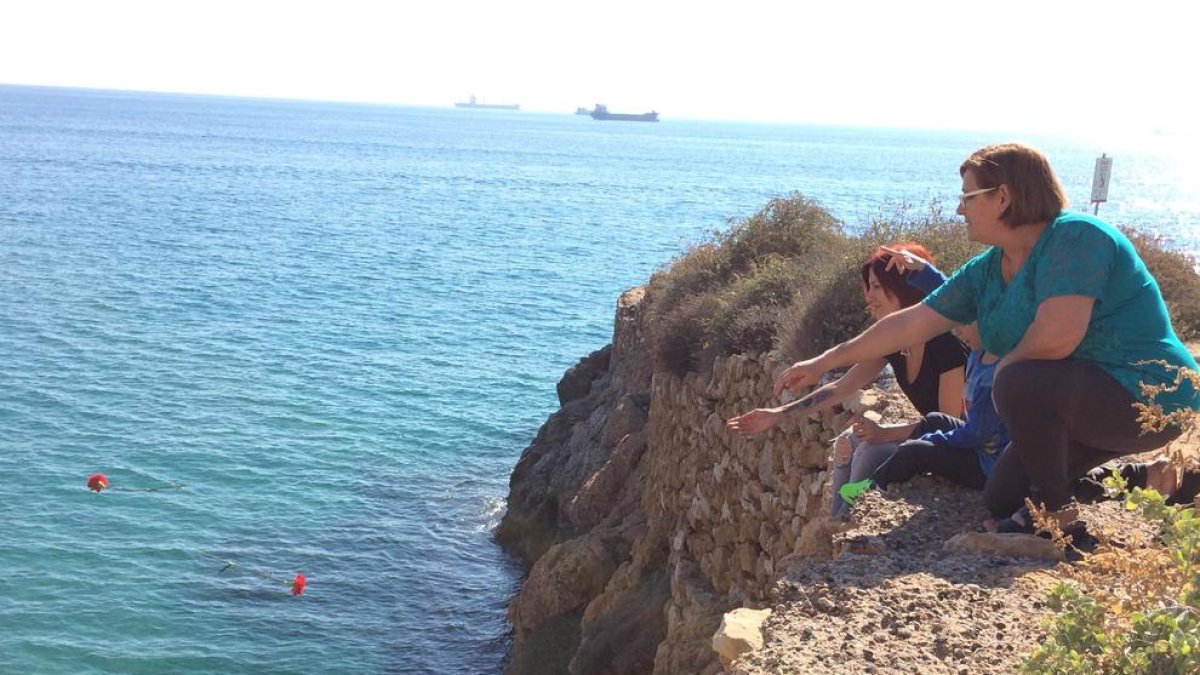 Flors al mar per honrar als familiars difunts d'una forma diferent