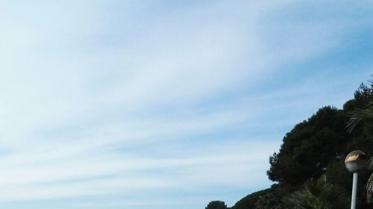 Comencen a netejar el passeig de Vilafortuny ple de sorra des del temporal