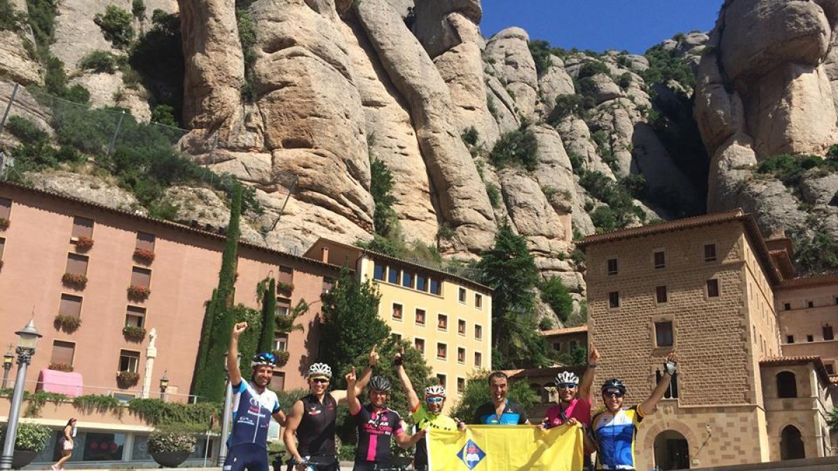 Siete ciclistas amateur hacen la ruta Vila-seca-Montserrat