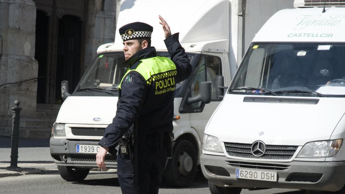 Imatge d'arxiu d'un agent de la Guàrdia Urbana de Tarragona, controlant el trànsit.