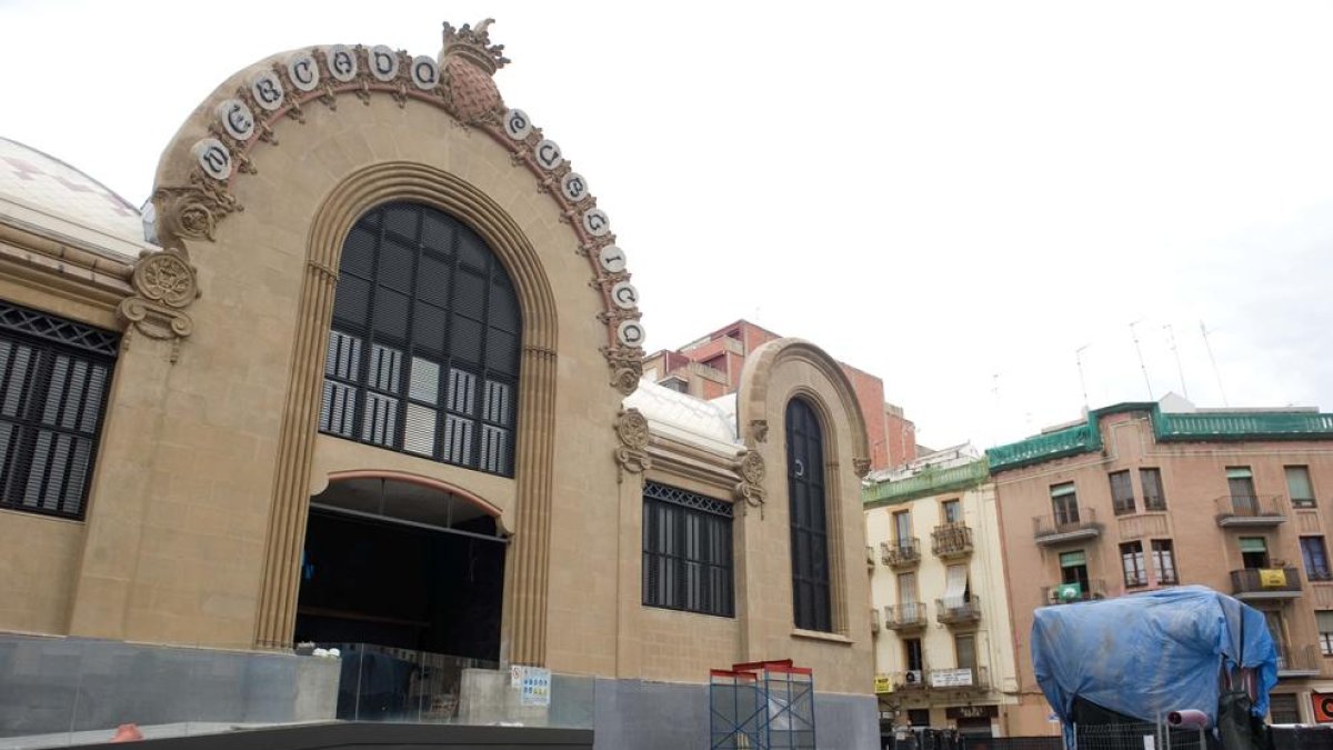 Desconcert entre els  treballadors del Mercat perquè ningú dirigeix l'obra