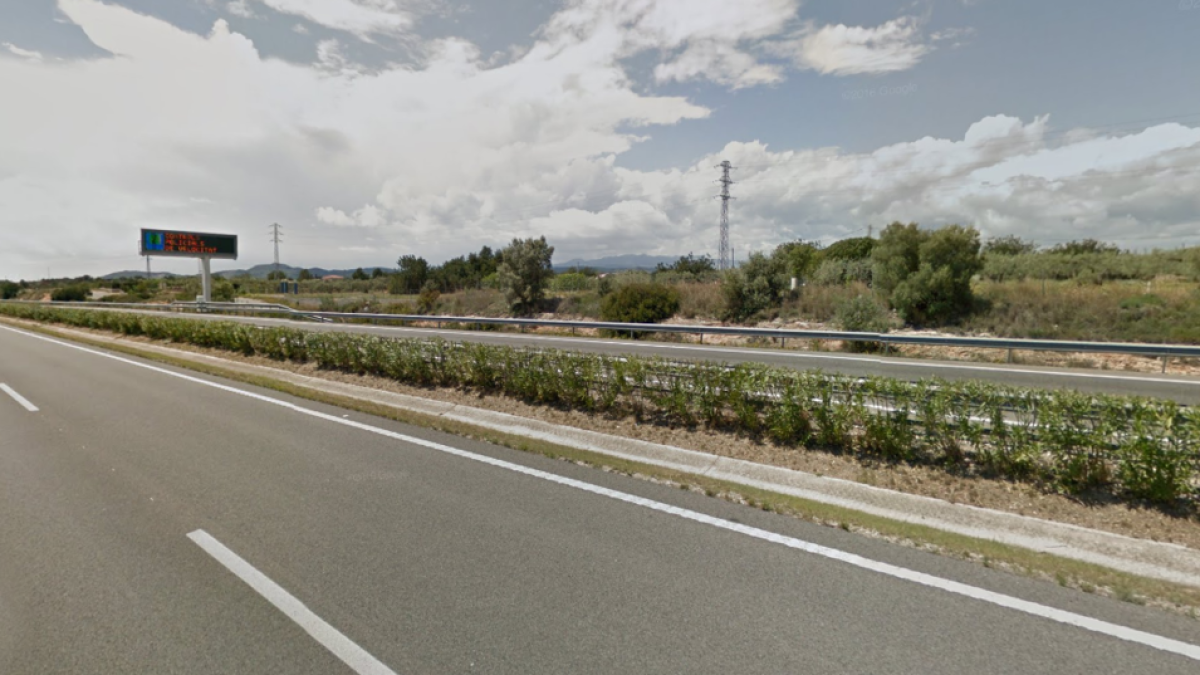 Un quilòmetre de retencions a l'AP-7 a l'Ametlla de Mar per la topada d'un camió i dos turismes