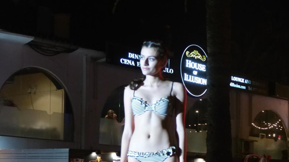 La desfilada Salou de Moda omple passeig Jaume I