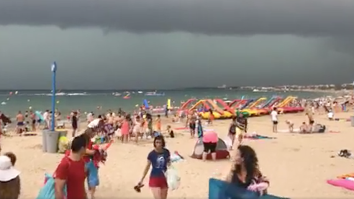 El preludi de la tempesta de diumenge a la platja de Llevant de Salou