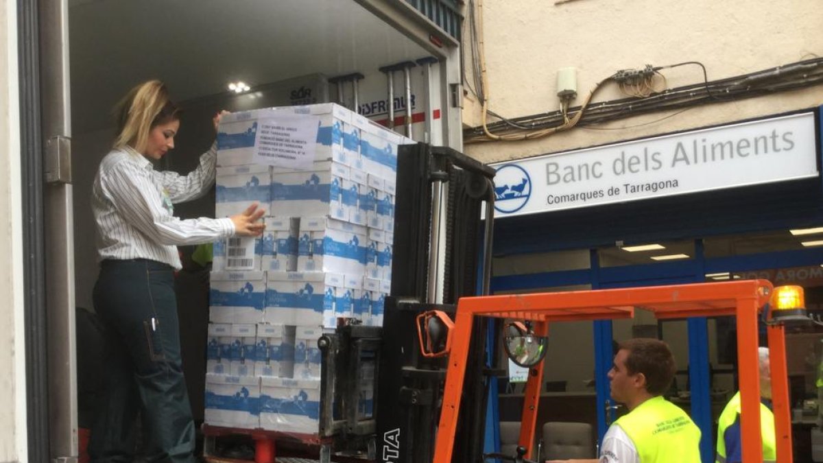 Mercadona dóna més de 12.000 litres de llet al Banc dels Aliments de Tarragona