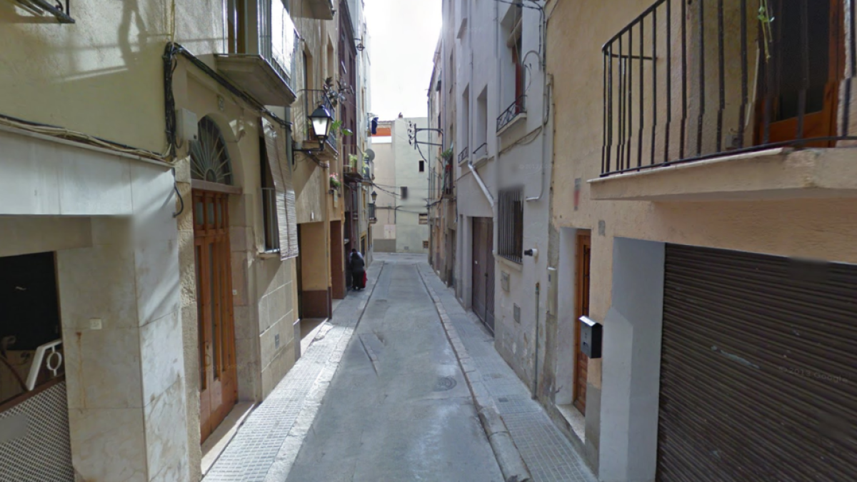 El hundimiento del tejado de una casa en Valls obliga a desalojar a los vecinos del lado