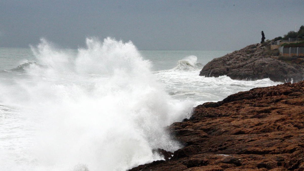 Alerta per onades que poden superar els 2,5 metres a les Terres de l'Ebre