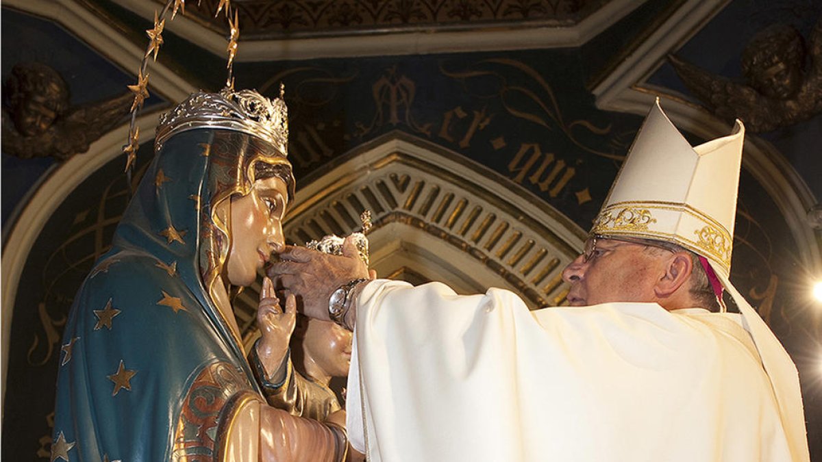 El Arzobispo bendice e impone las nuevas coronas en la imagen de Nuestra Señora del Sagrado Corazón