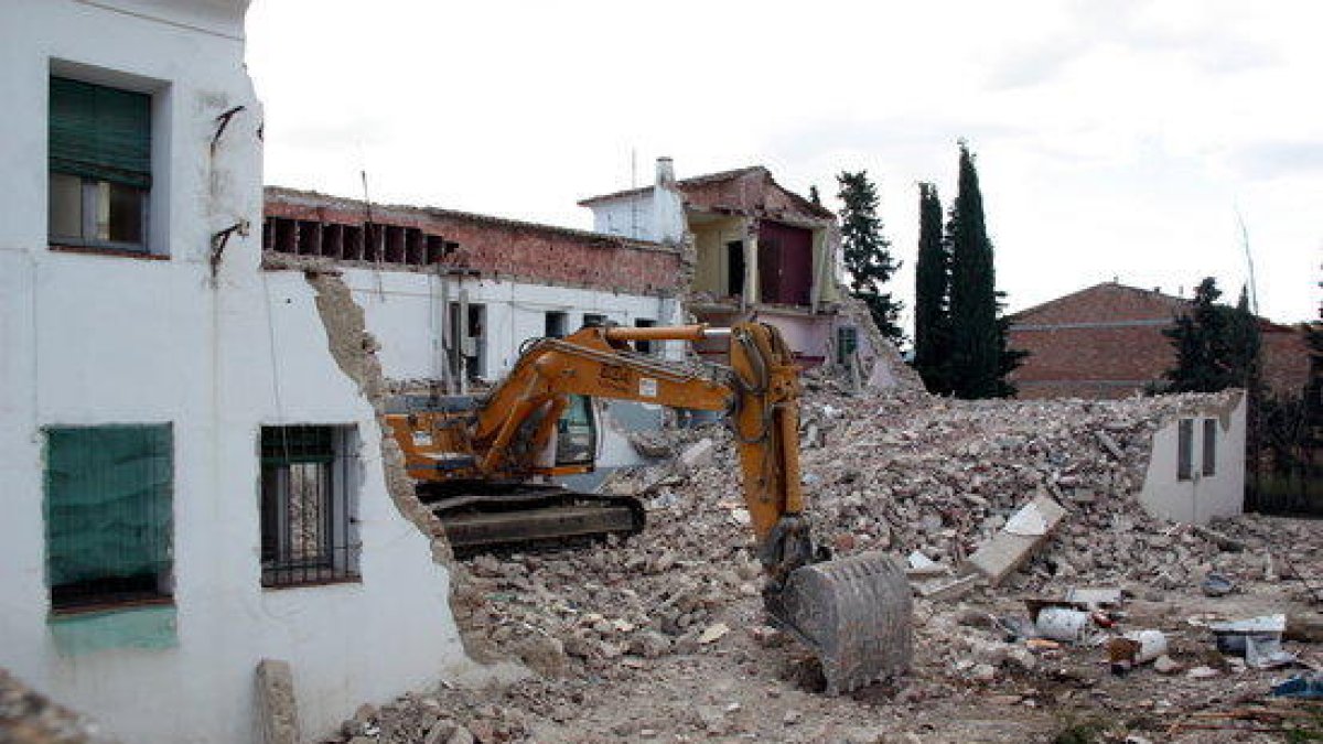 Enderroquen l'antiga caserna de la Guàrdia Civil de Montblanc després d'anys en desús