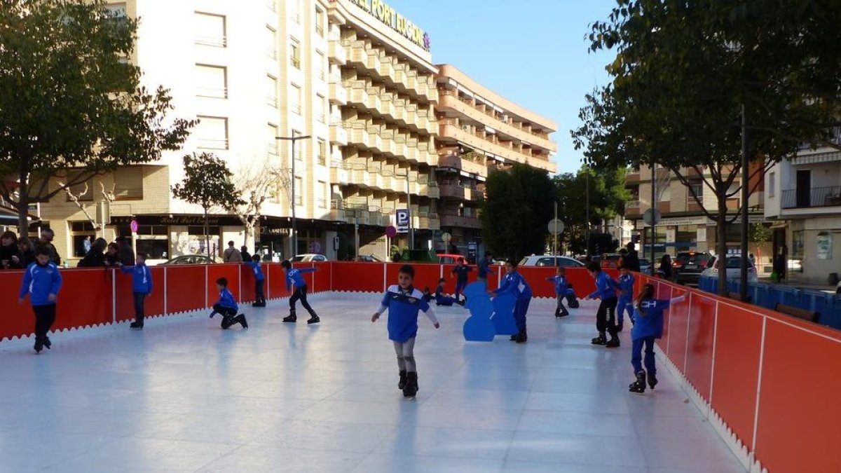 Cambrils estrena una pista de gel ecològica