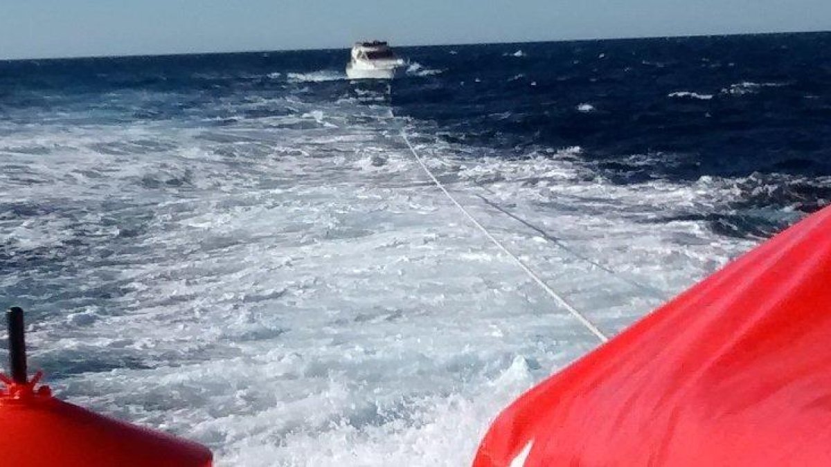 Salvamento Marítimo remolca tres embarcaciones