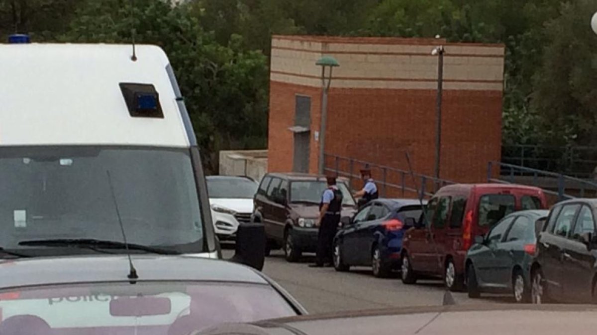 Mossos identifica a 4 homes a SP i SP davant el temor dels votants de que es tracti de membres d'ultra dreta