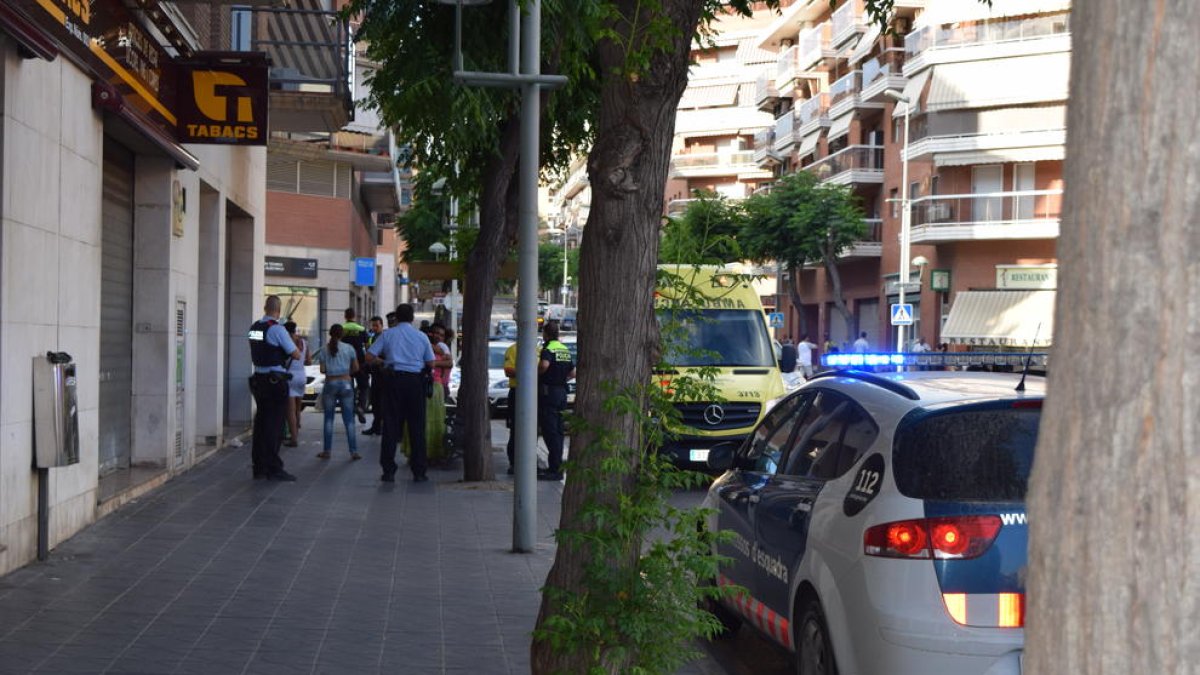 Baralla a mig carrer entre familiars d'origen romanès