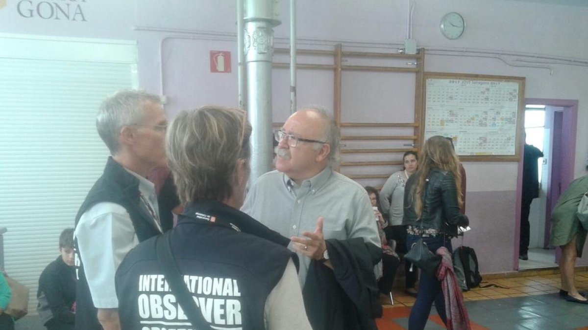 Els Observadors Internacionals al local de la Colla Jove amb Carod Rovira.