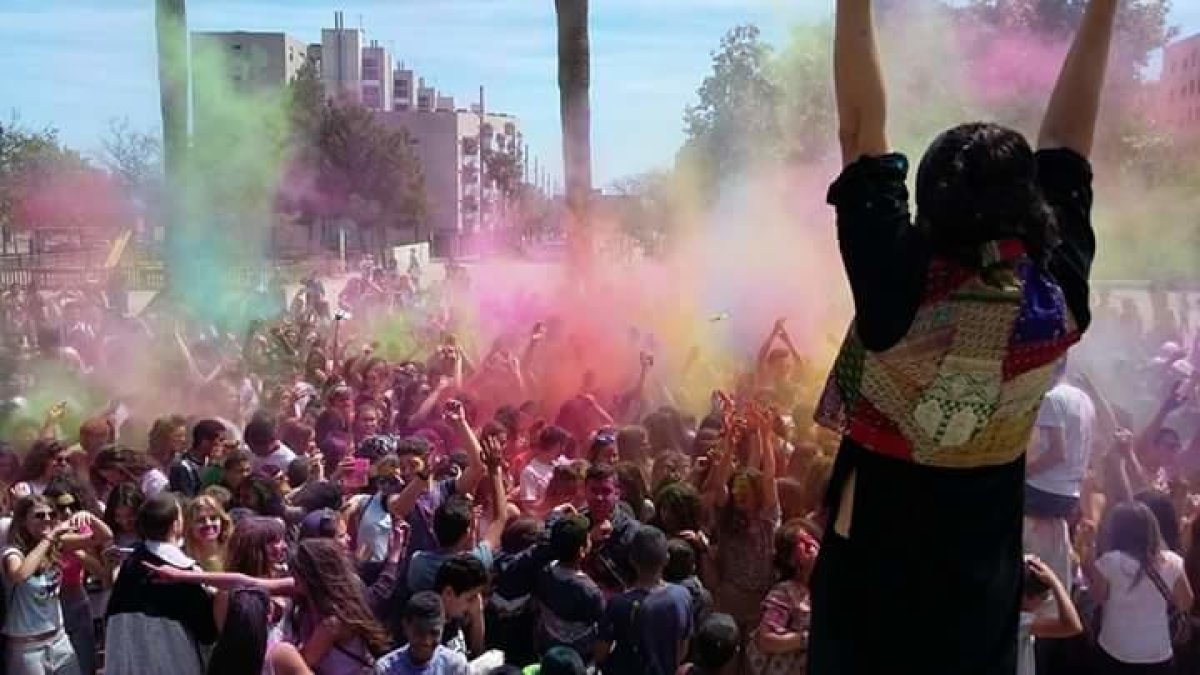 Un Holi Party per trencar les barreres culturals