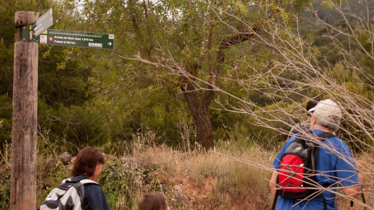 Los excursionistas prefieren hacer la Ruta del Cister a pie antes que en bicicleta