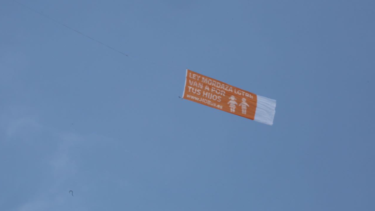 El avión de Hazte Oír sobrevuela Tarragona con un nuevo mensaje homófobo