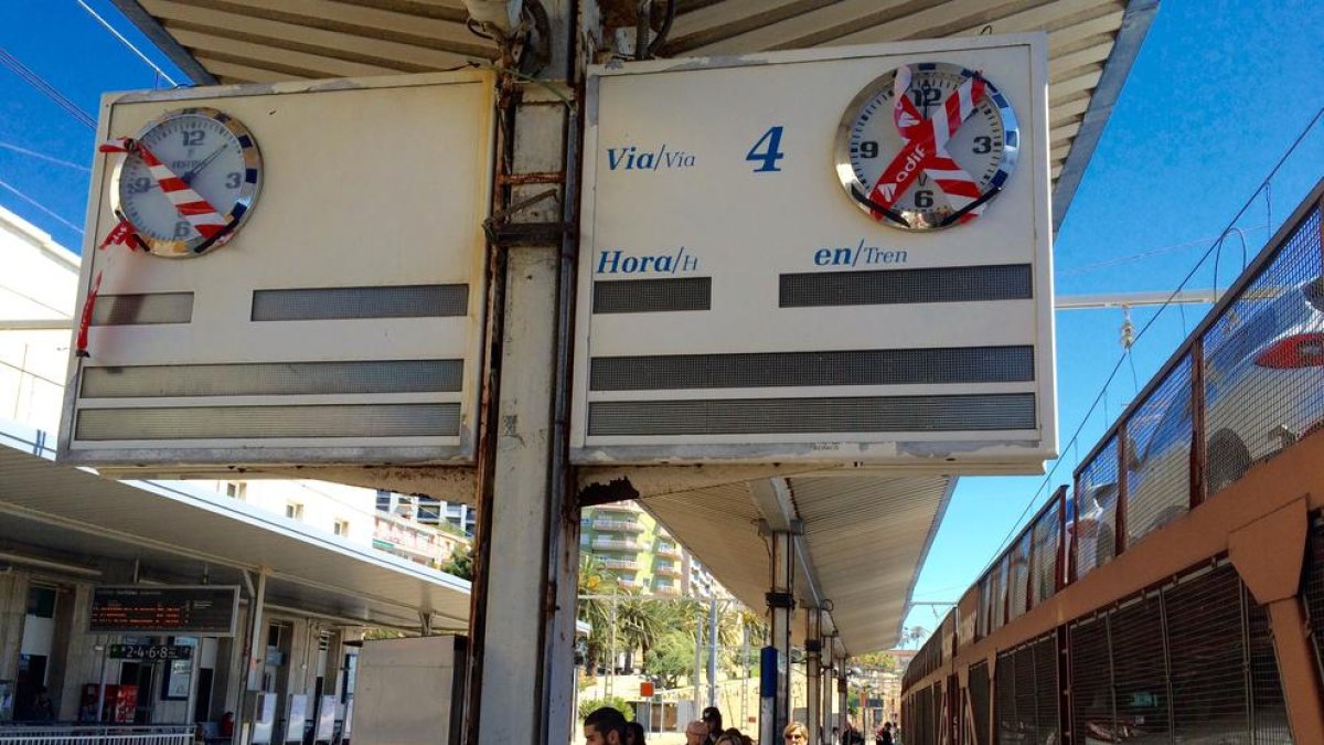 Los paneles del andén 2 serán reparados cuando se remodele la estación