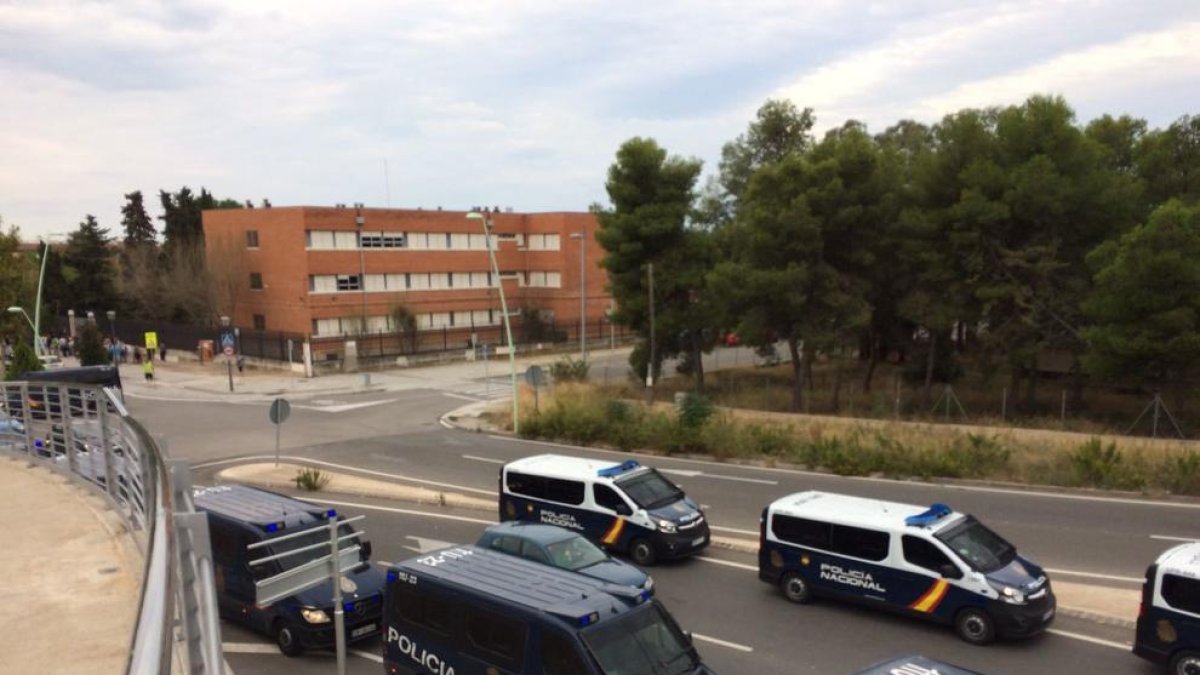 imagen de furgones de la Policía Nacional, que se ha personado en Campclar.