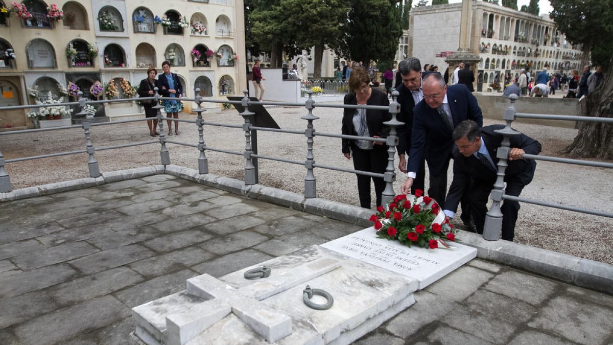 L'ofrena al cementiri i l'històric «I va bola!» són tradició a Reus