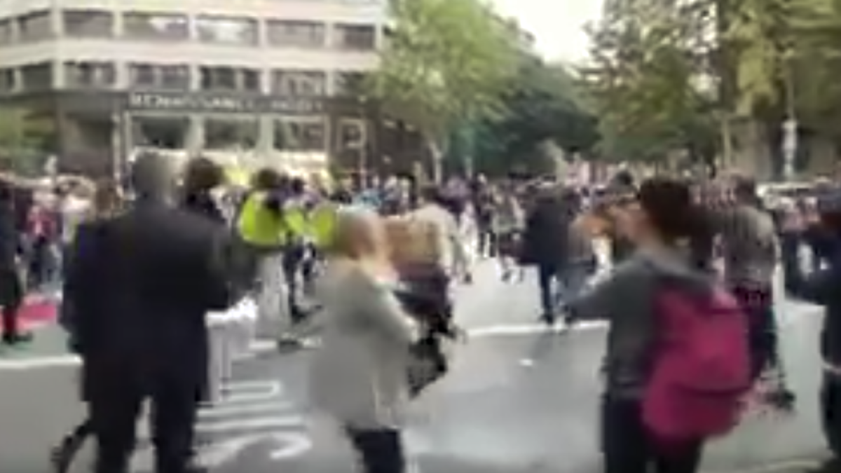 El Ministeri de l'Interior penja un vídeo a Twitter amb agents enduent-se urnes de l'IES Jaume Balmes de Barcelona