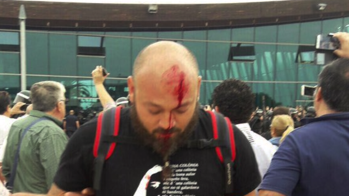 38 heridos en las cargas de policía española y Guardia Civil en los centros de votación del 1-O