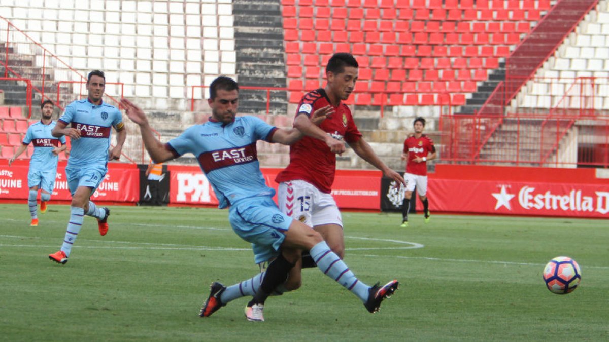 Juan Delgado, durante el Nàstic-Osca de la pasada temporada.