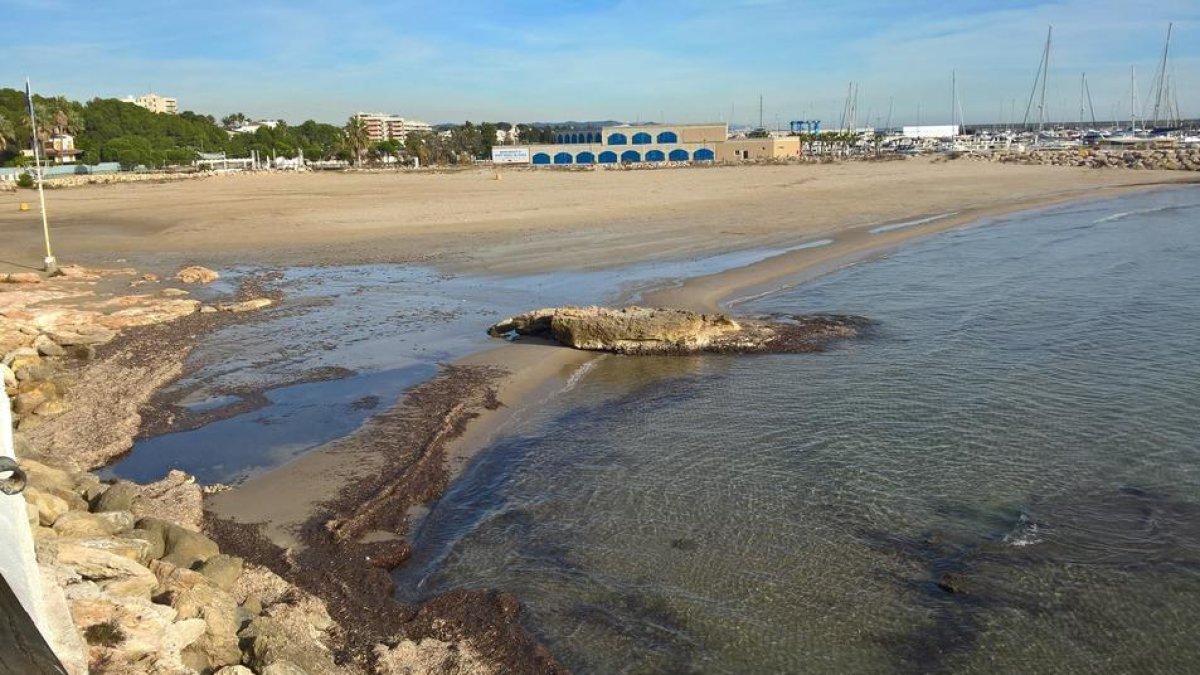 L'Ajuntament recorda que Nova Dàrsena ha de pagar l'emissari trencat
