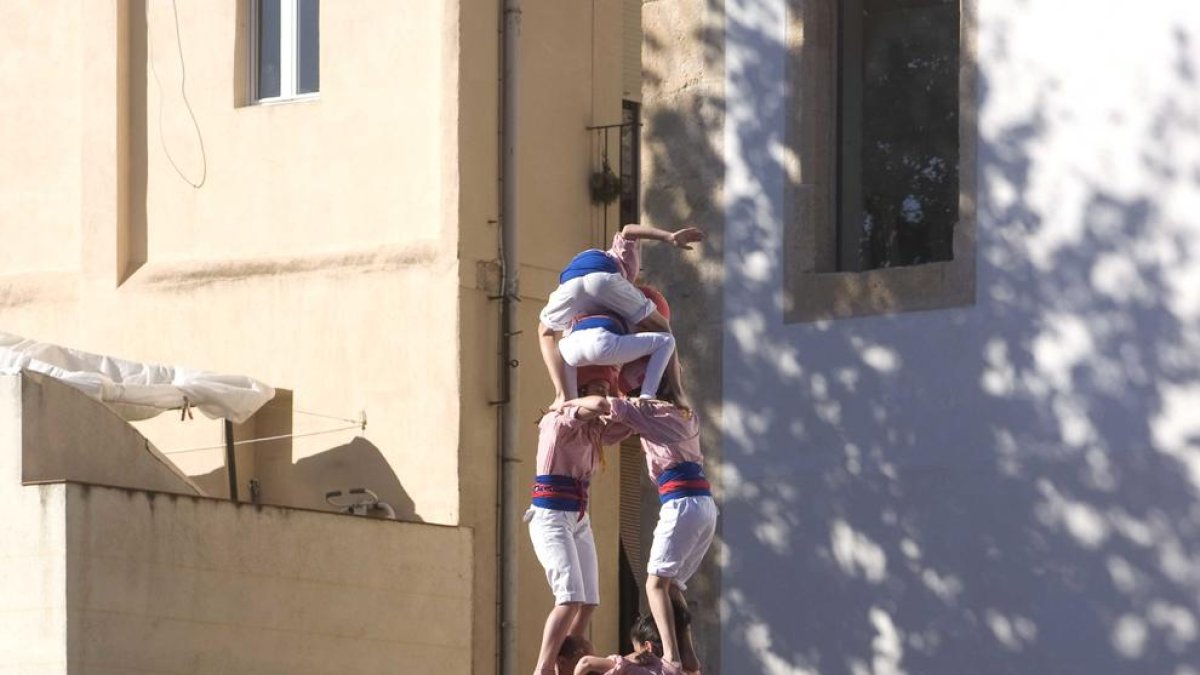 La plaça del rei veu aixecar castells de set i mig