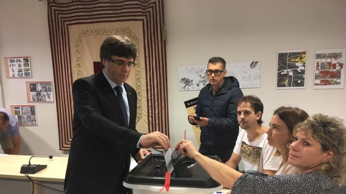 Puigdemont ja ha votat en un col·legi electoral de Cornellà del Terri