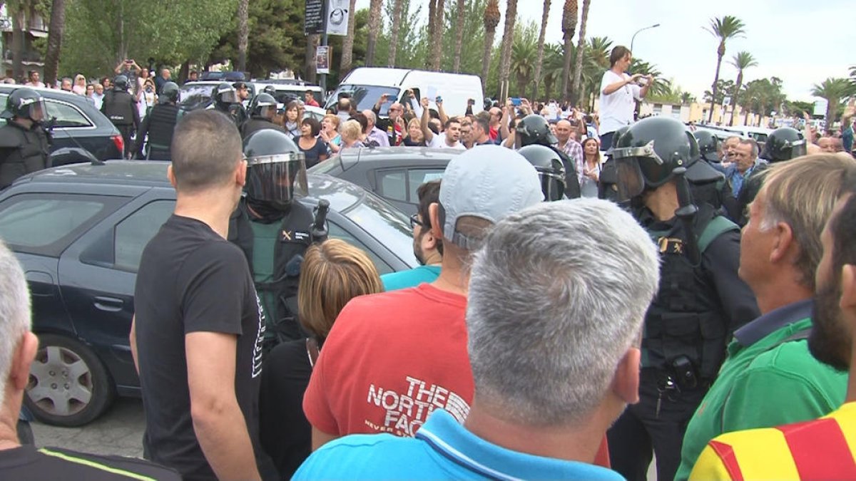 Vecinos de Sant Carles de la Ràpita defienden a un mosso d'esquadra increpado por un guardia civil