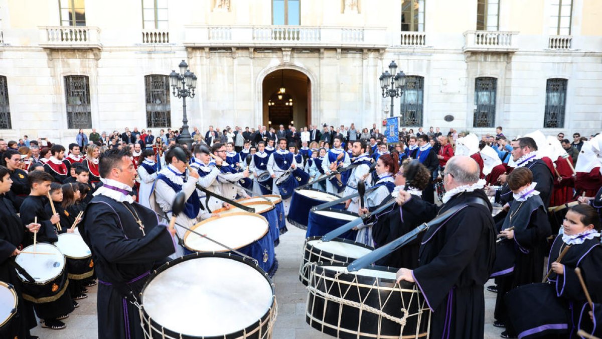 Las bandas|lados de varias cofradías protagonizaron la Tabalada en la plaza de la Fuente.