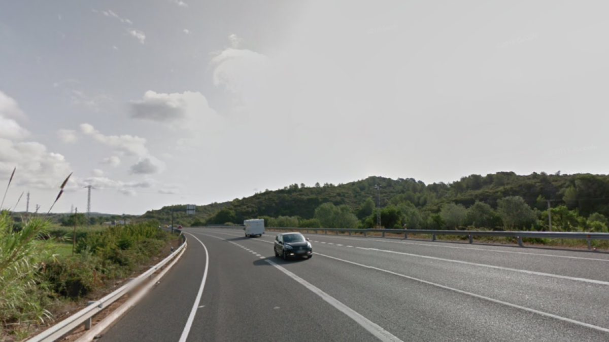 Un accident entre un camió i un turisme deixa un ferit