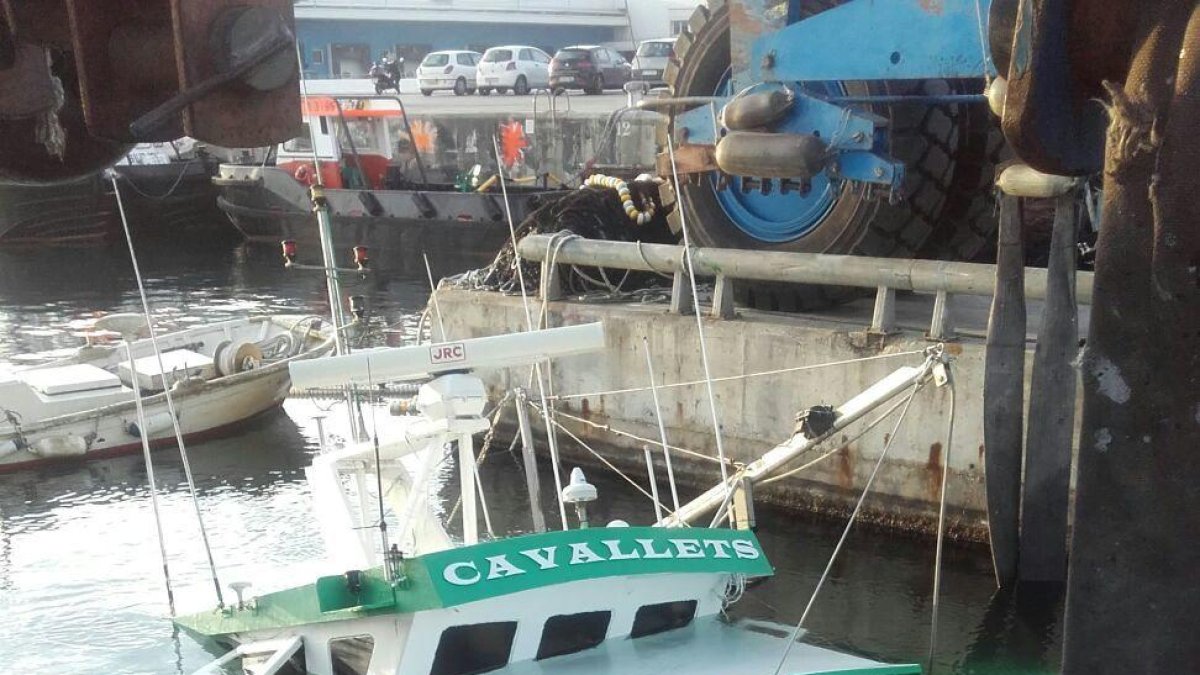 Un pesquer s'enfonsa al Port de Tarragona després de xocar contra una gavarra