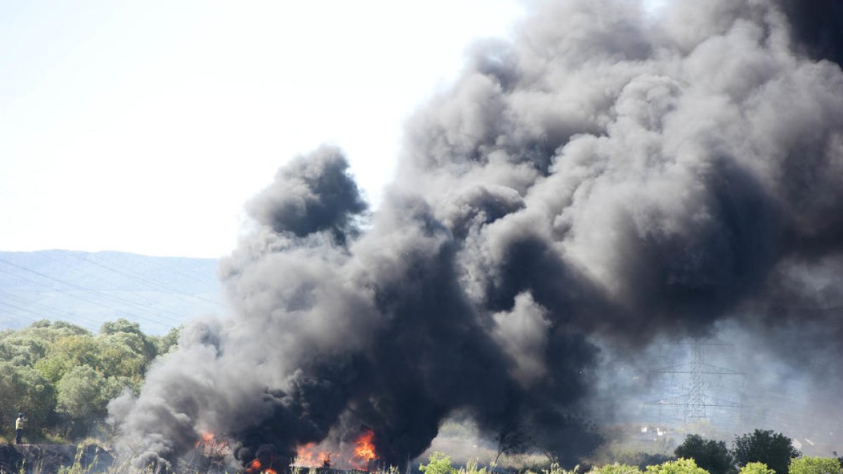Incendio de matorrales y tubos de plástico en el polígono Riuclar de Tarragona