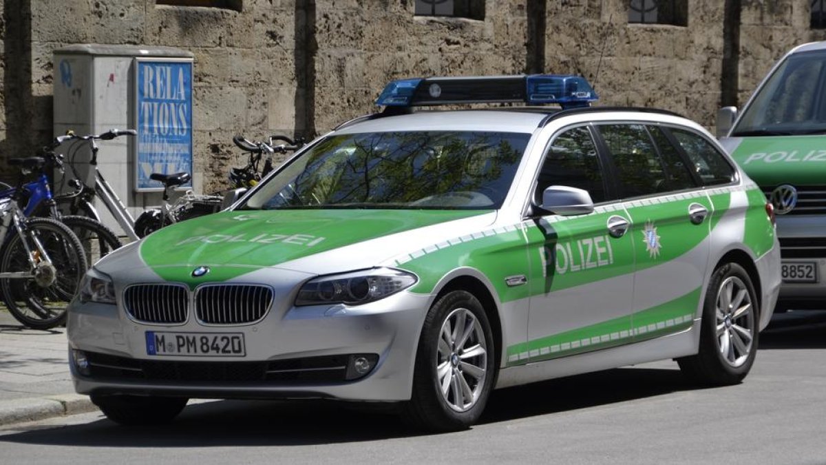 Truca a la policia perquè estan violant a la seva parella i el tracten de «boig»